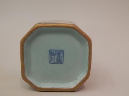 Bitong en porcelaine émaillée à décor de...