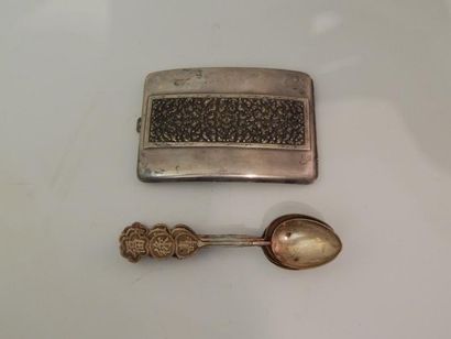 Six petites cuillères (L : 12 cm) et un porte-cigarettes...
