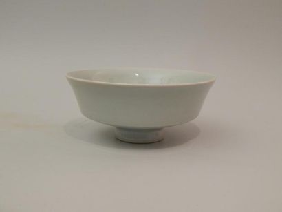 Coupe sur piédouche en porcelaine sous couverte...