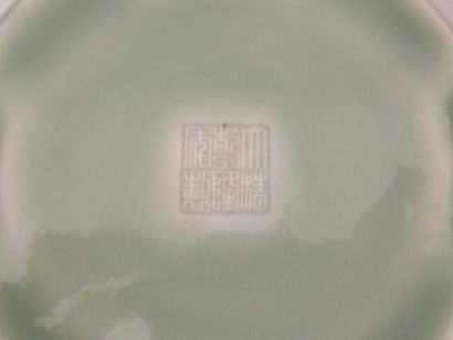 Coupe sur piédouche en porcelaine sous couverte...