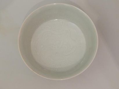 Coupe sur piédouche en porcelaine sous couverte...