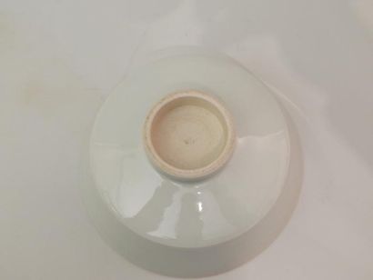 Coupe sur piédouche en porcelaine sous couverte...
