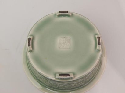 Coupe en porcelaine sous couverte céladon...