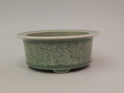 Coupe en porcelaine sous couverte céladon...