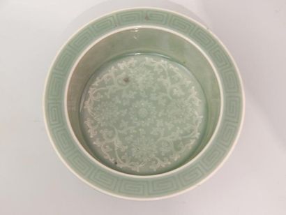 Coupe en porcelaine sous couverte céladon...