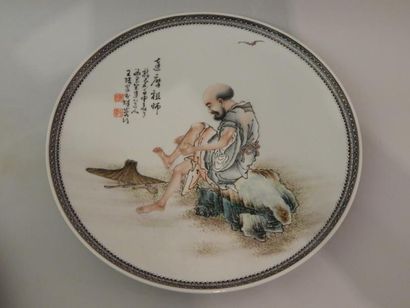 Assiette en porcelaine à décor polychrome...