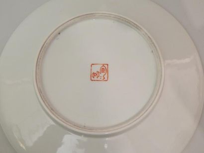 Assiette en porcelaine à décor polychrome...