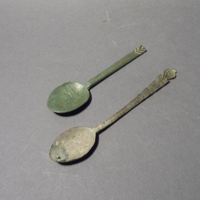 Deux cuillers en bronze à patine verte à...