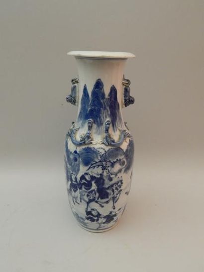 Vase de forme balustre en porcelaine bleu...