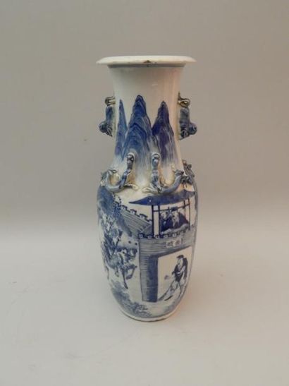 Vase de forme balustre en porcelaine bleu...