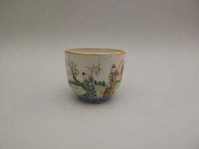 Coupe en porcelaine à décor « famille rose »...