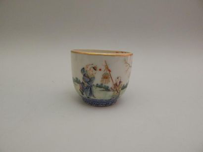 Coupe en porcelaine à décor « famille rose »...