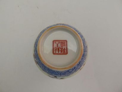 Coupe en porcelaine à décor « famille rose »...