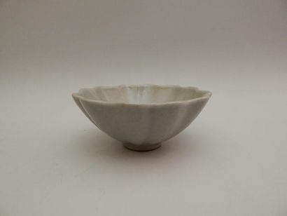 Coupe hexalobée en porcelaine céladon craquelé....