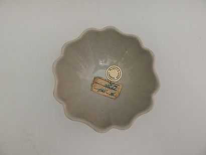 Coupe hexalobée en porcelaine céladon craquelé....