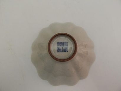 Coupe hexalobée en porcelaine céladon craquelé....