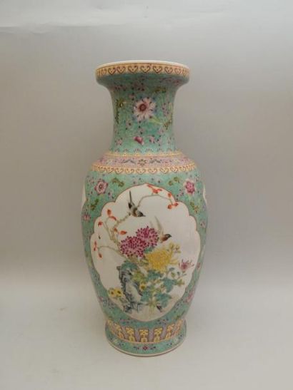 Vase balustre en porcelaine à fond turquoise...