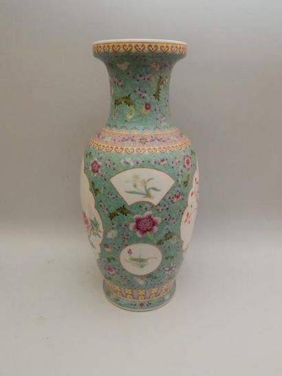Vase balustre en porcelaine à fond turquoise...