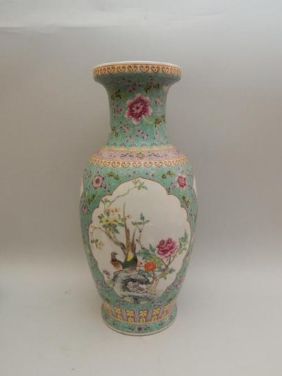 Vase balustre en porcelaine à fond turquoise...