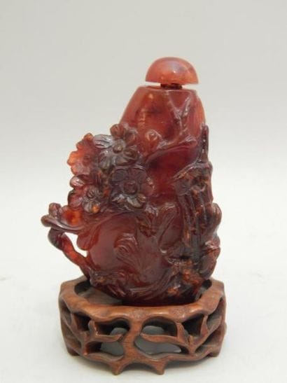Flacon en agate à décor floral. Socle en...