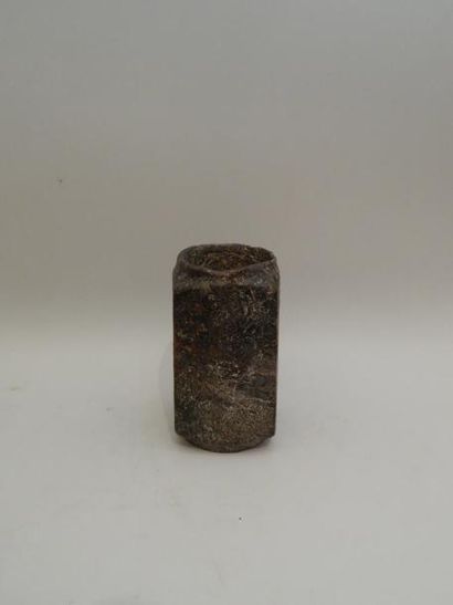 Cong en pierre. H : 14.5 cm ; D : 6 cm