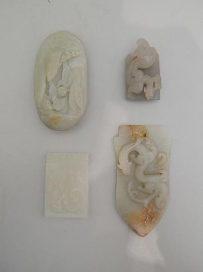 Quatre objets en jade à décor de Qilong,...
