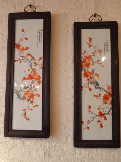 Quatre plaques en porcelaine à décor polychrome...