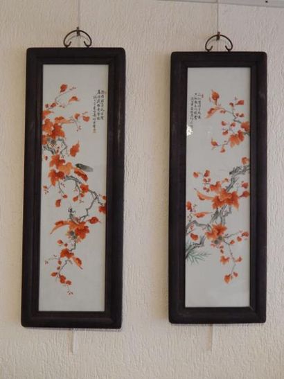 Quatre plaques en porcelaine à décor polychrome...