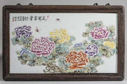 Plaque en porcelaine à décor polychrome de...