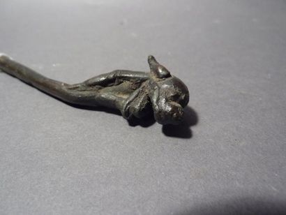 Epingle en bronze dont l'extrémité est une...