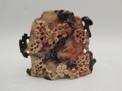 Ecran en stéatite sculpté d’un arbre. L :...