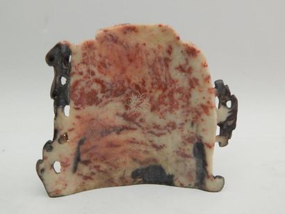 Ecran en stéatite sculpté d’un arbre. L :...