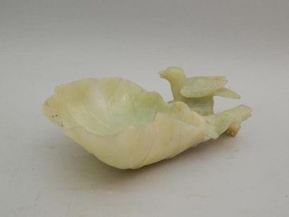 Coupelle en jadéite sculptée en forme d’une...