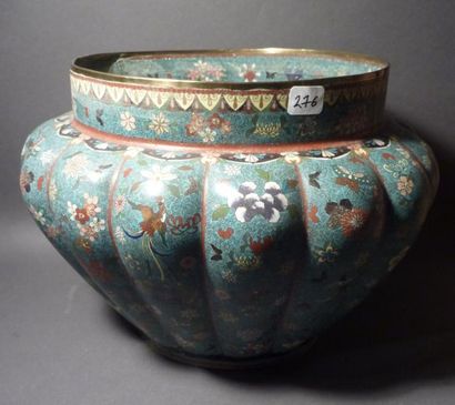 Vase polylobé en cloisonné, à décor floral...