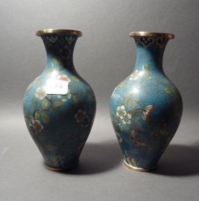 Paire de vases en cloisonné, à décor de fleurs...