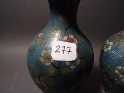 Paire de vases en cloisonné, à décor de fleurs...