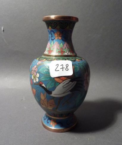 Petit vase en cloisonné, à décor de grues....