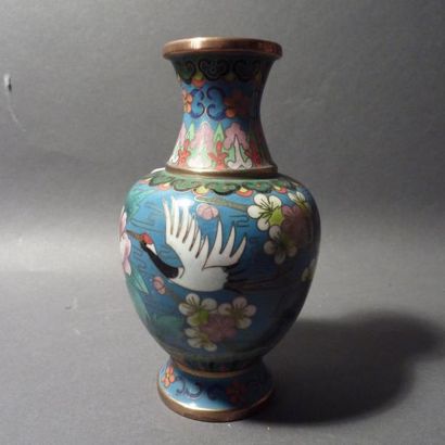 Petit vase en cloisonné, à décor de grues....