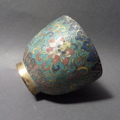 Bol en émaux cloisonnés. Début XXe siècle....