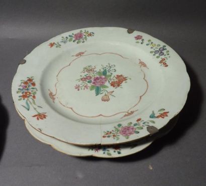 Lot de trois assiettes. Compagnie des Indes....
