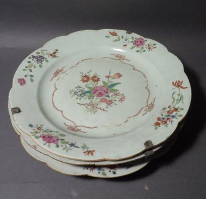 Lot de trois assiettes. Compagnie des Indes....