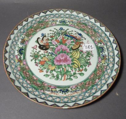 Lot de quatre assiettes émaillées.
