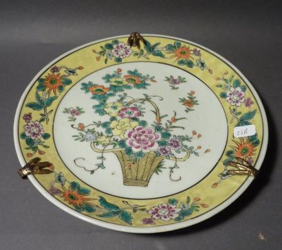 Lot de quatre assiettes émaillées.