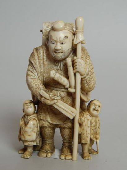 Ivoire sculpté représentant un colporteur...