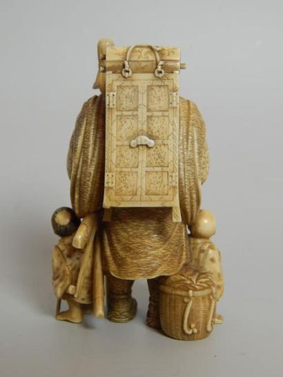 Ivoire sculpté représentant un colporteur...