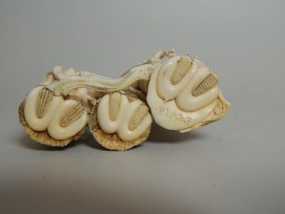 Ivoire sculpté représentant une princesse...