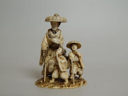 Ivoire sculpté représentant une femme portant...