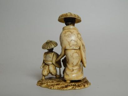 Ivoire sculpté représentant une femme portant...
