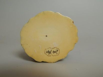 Ivoire sculpté représentant une femme portant...