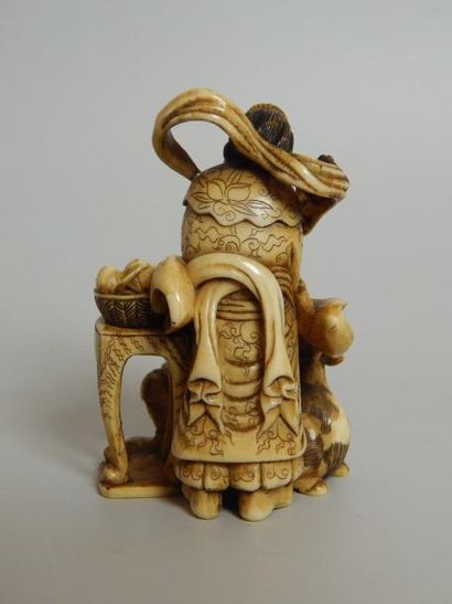 Ivoire sculpté représentant une jeune femme...